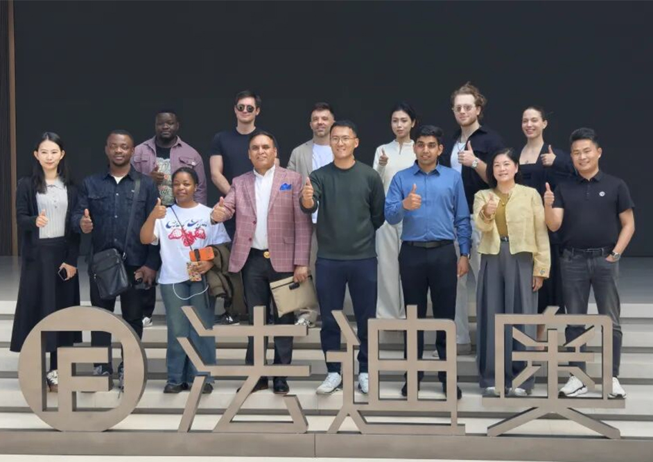 海外達人組團打卡法迪奧，向世界展示高端不銹鋼全屋定制的力量！